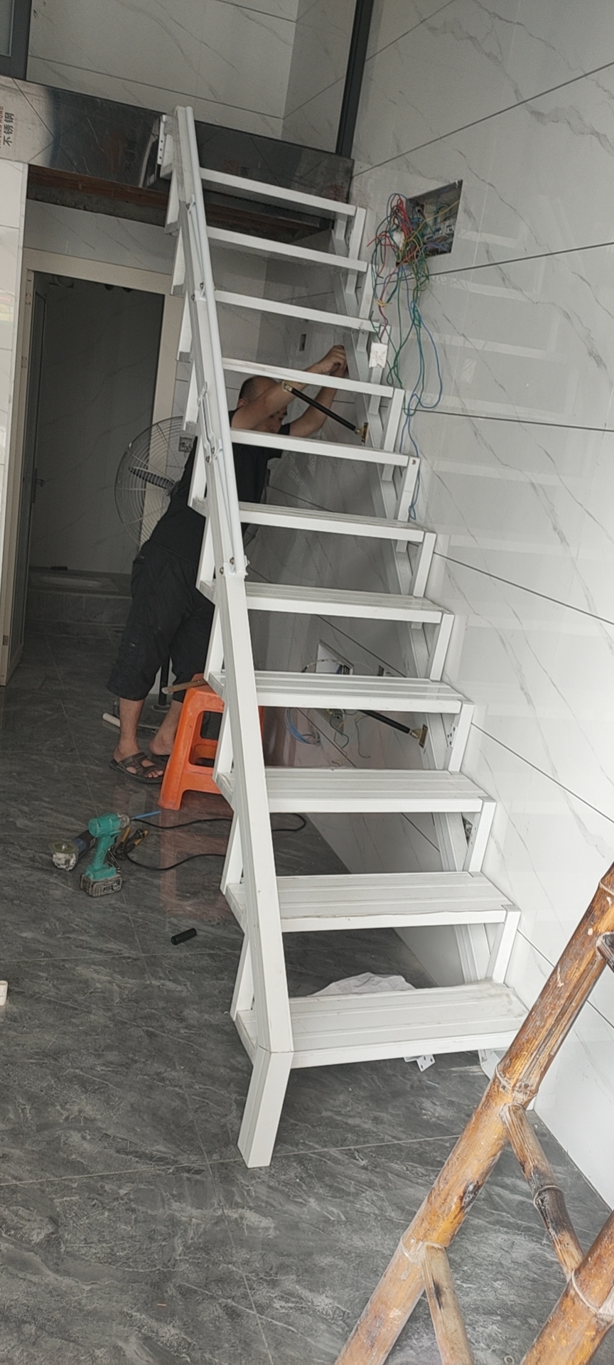 鋁合金靠墻折疊樓梯